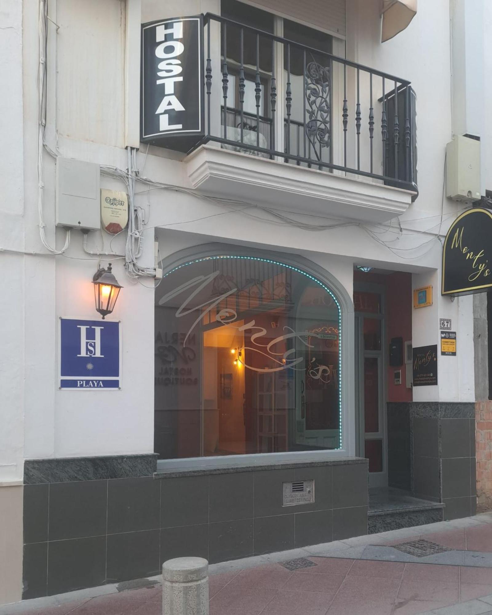 Hostal Montys Nerja Esterno foto