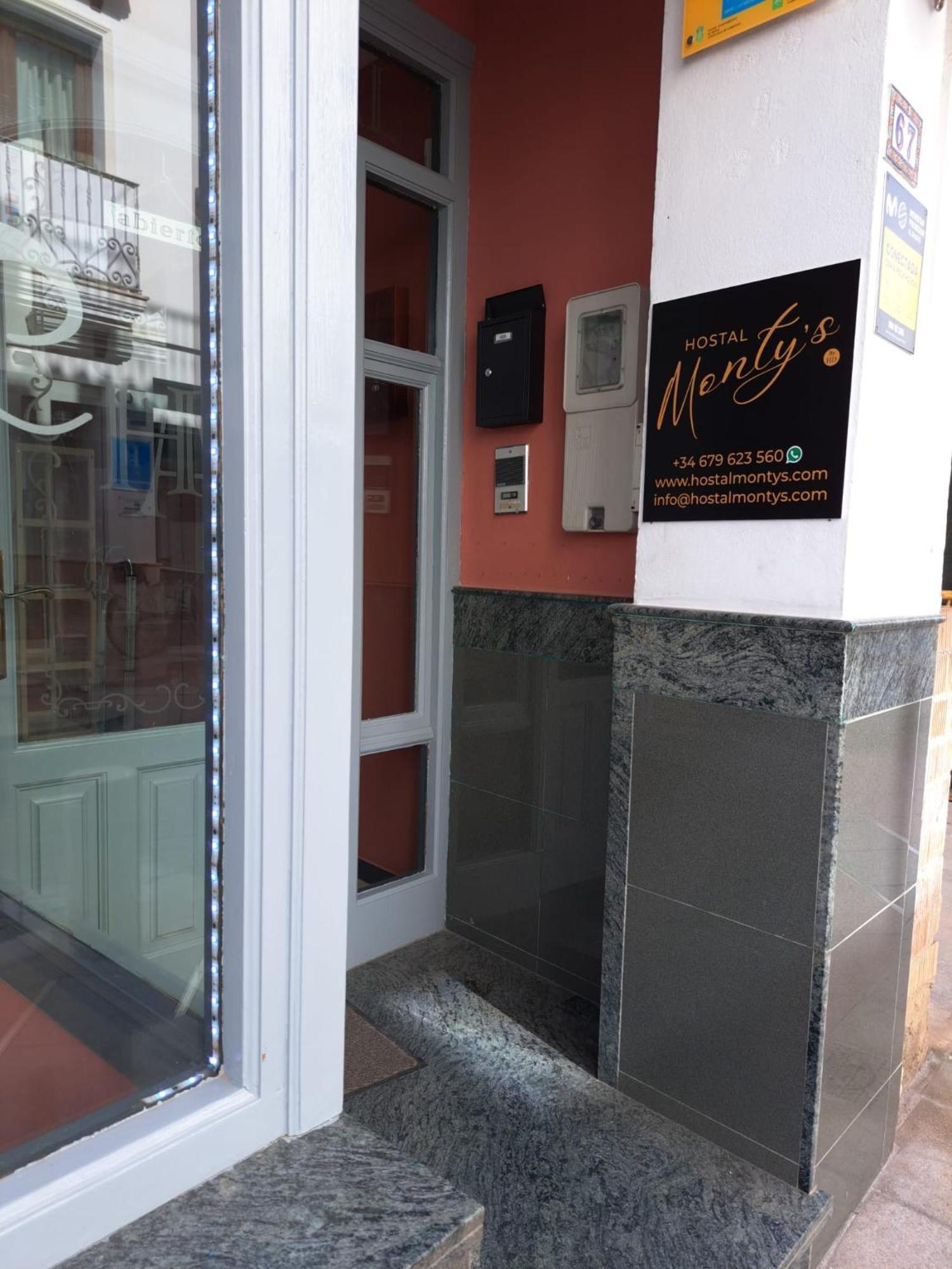 Hostal Montys Nerja Esterno foto