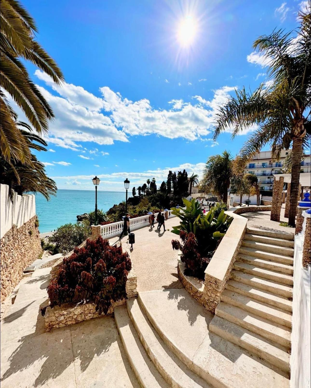 Hostal Montys Nerja Esterno foto