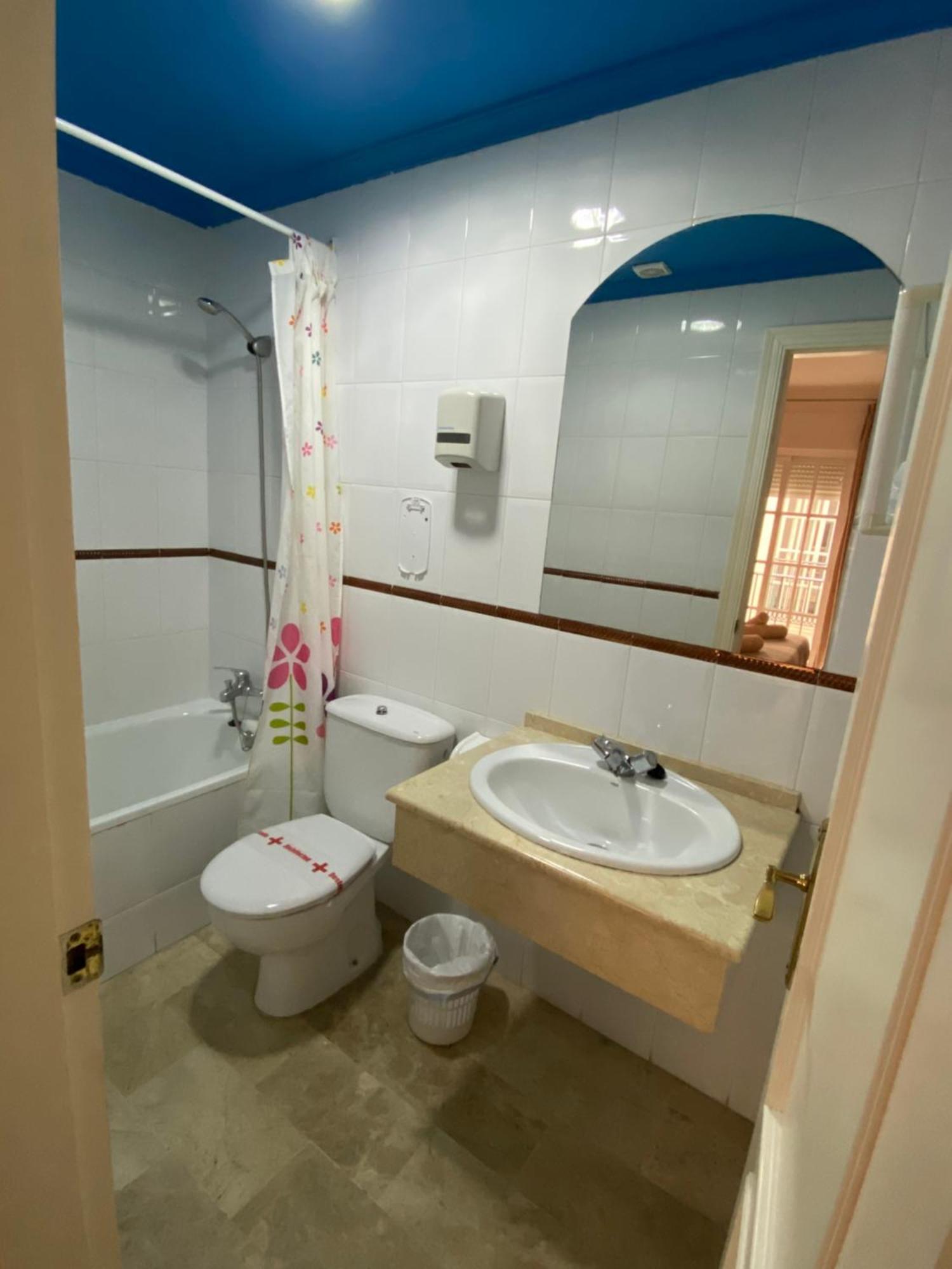 Hostal Montys Nerja Esterno foto